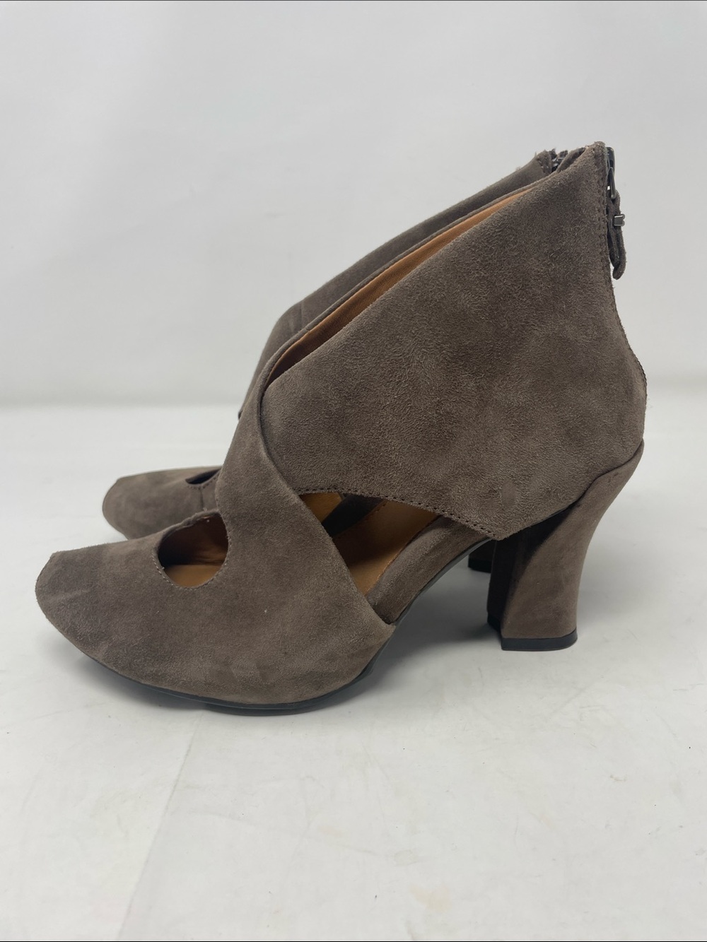 Earthies Taupe Suede Crisscross Peep-Toe Ankle Shoes Size 8 Excellent Condition - Picture 4 of 15